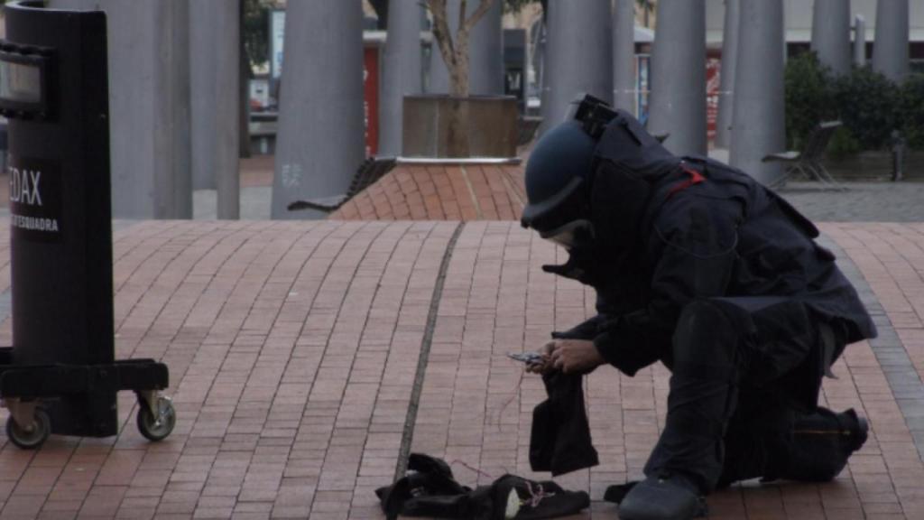 Un agente de los Tedax de Mossos d'Esquadra .