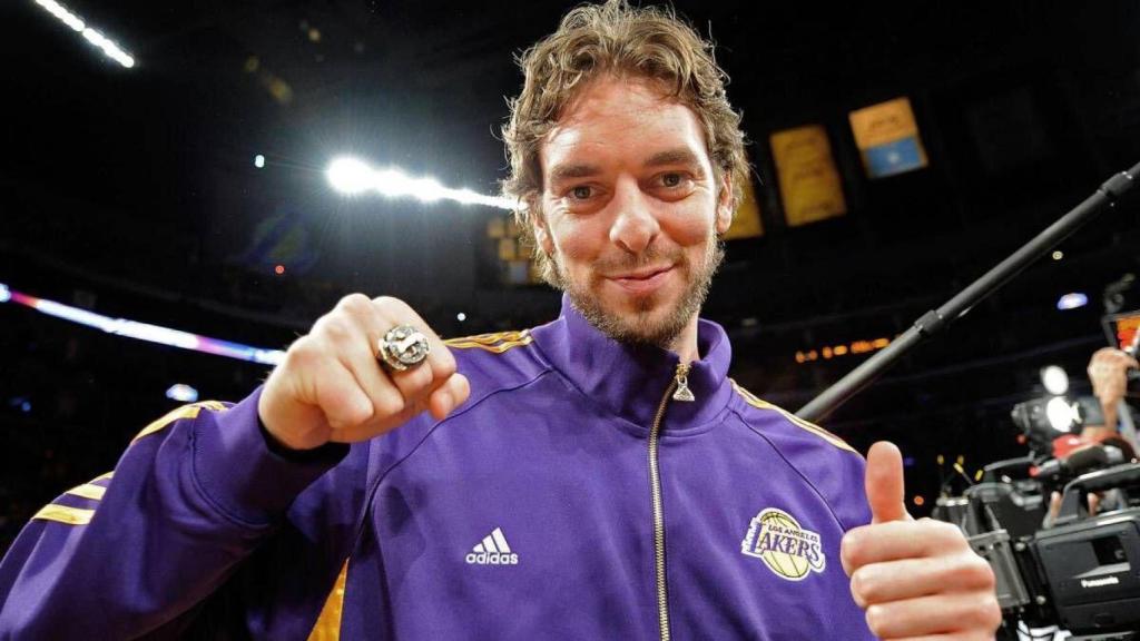 Pau Gasol posa con uno de sus anillos en Los Ángeles Lakers
