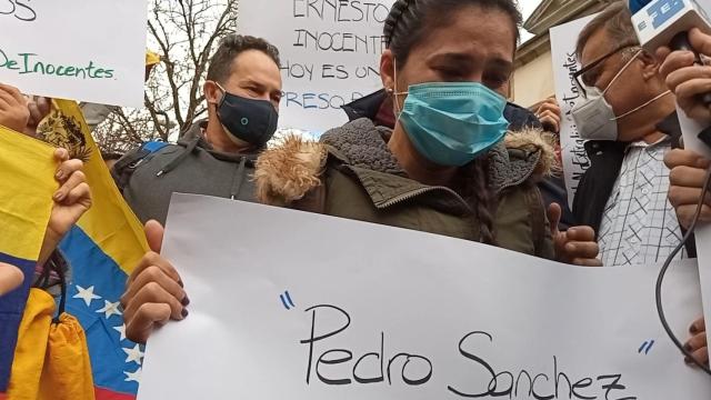 Cismary Marcano, esposa de Luis Quintero, reclama que no sea extraditado, ayer a las puertas del Supremo.