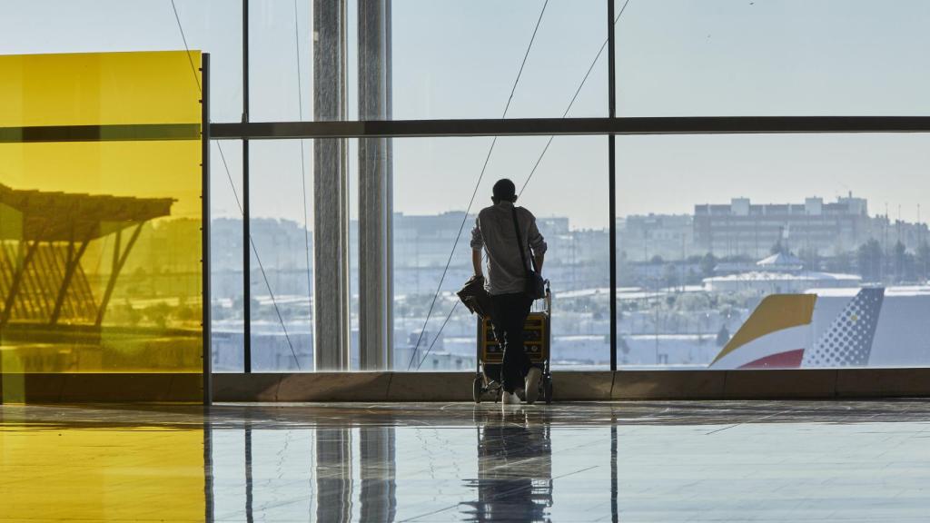 Un pasajero espera en una terminal del aeropuerto madrileño.