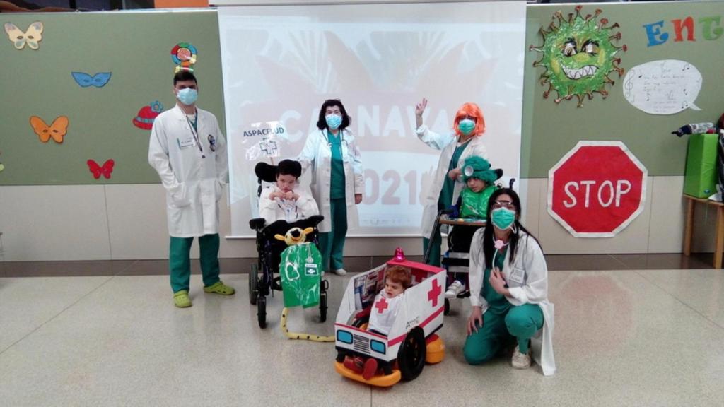 Los trabajadores esenciales protagonizan el carnaval de Aspace Coruña.