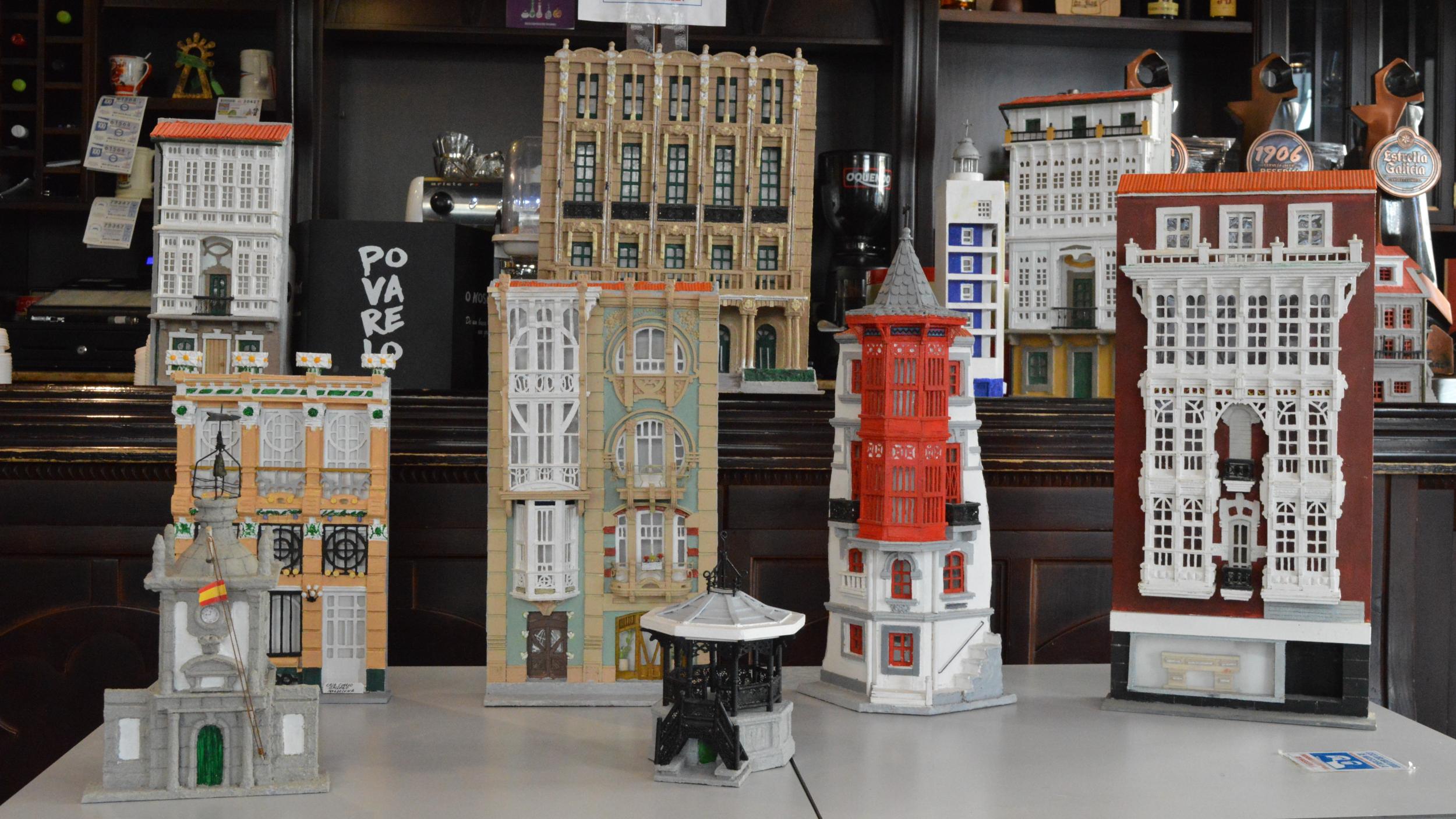 Maquetas realizadas por Carlos Macías y expuestas en la Galerna. De izquierda a derecha: campana del arsenal, edificio del Correo Gallego, Casa Pereira II, palco del Cantón y torre de Casa Antón.