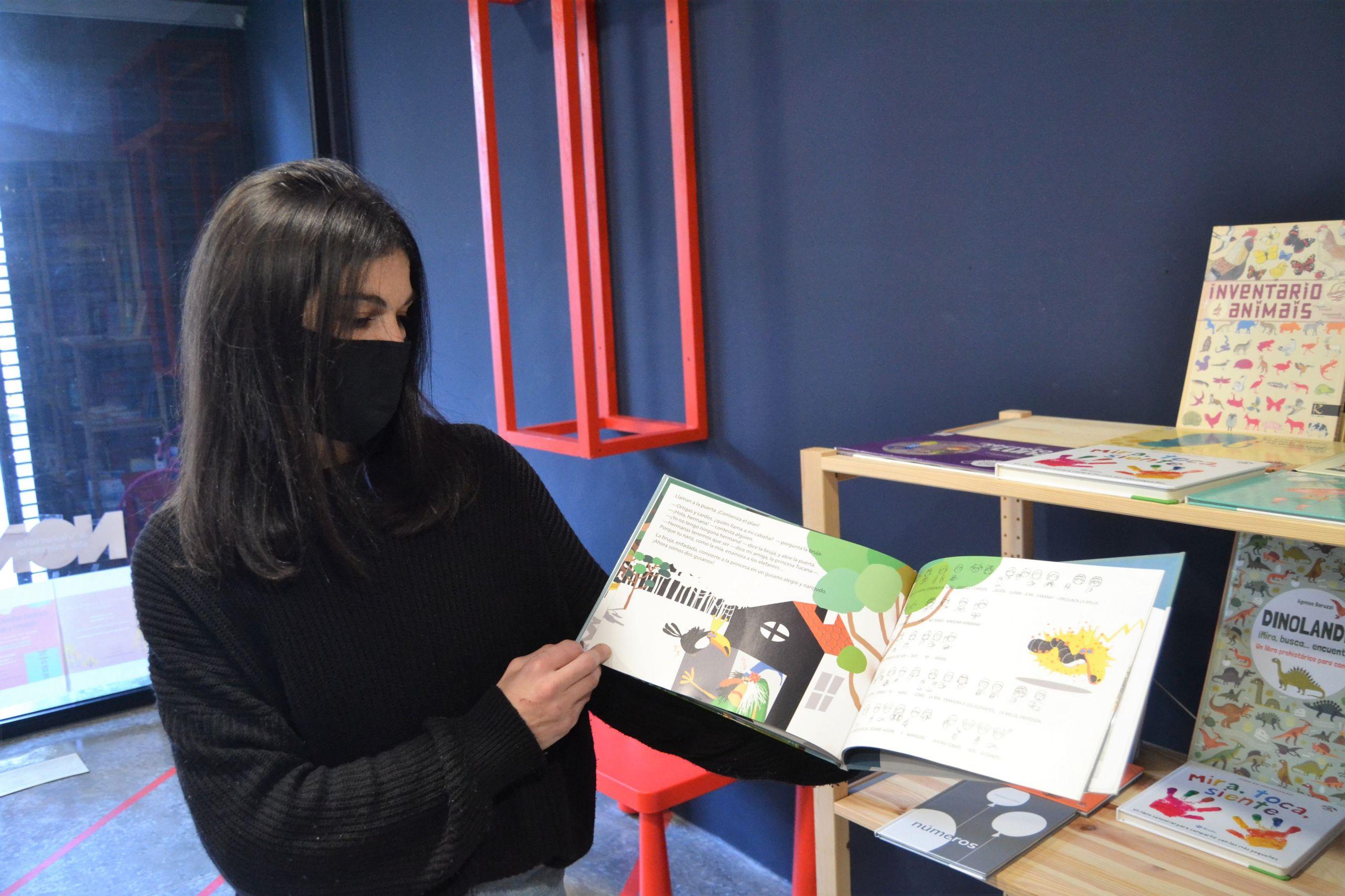 Villaverde mostrando un libro adaptado al lenguaje de signos (Quincemil).