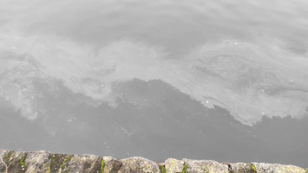 Vertido en la ría de Pontevedra.