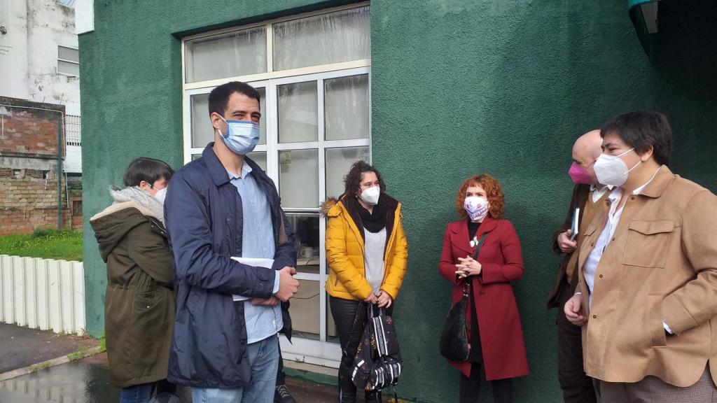 Padres de alumnos de la escuela infantil municipal Santa Marta de Vigo, conla presidenta de Foanpas, Iria Salvande.