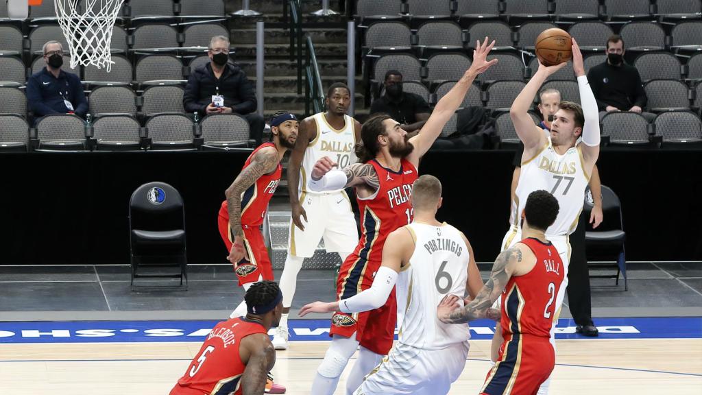 Doncic, lanzando a canasta contra los Pelicans