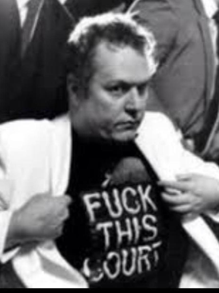 Flynt calentando uno de sus juicios.