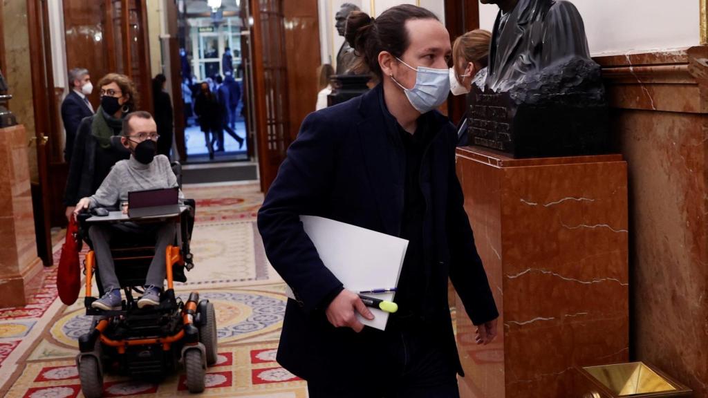 Iglesias y Echenique, en los pasillos del Congreso.