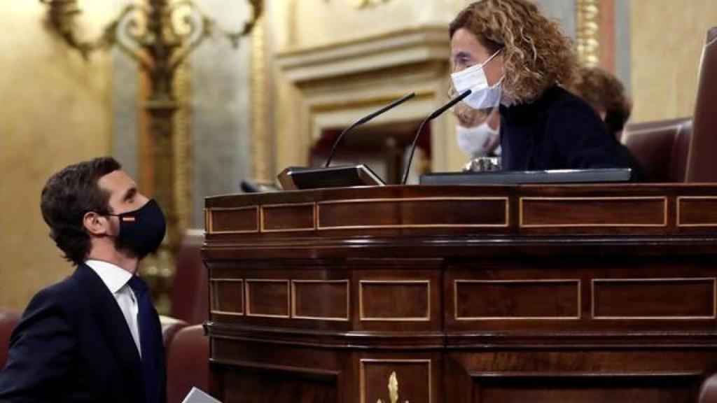 El líder del PP, Pablo Casado, conversa con la presidenta del Congreso, Meritxel Batet.