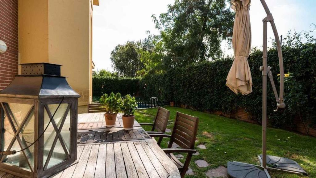 El jardín es una de las zonas que más destaca de la propiedad.