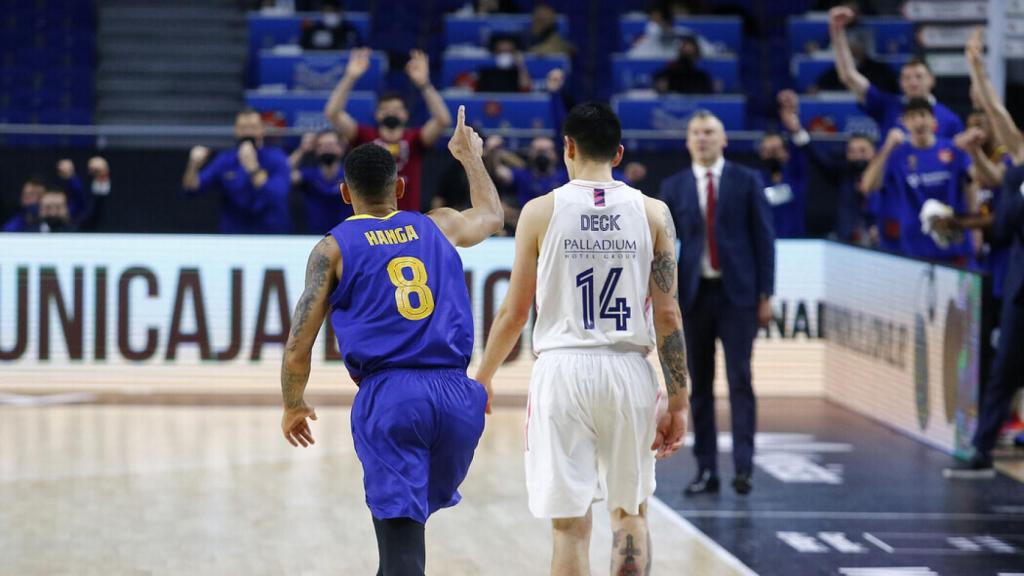 Deck, regresando a su campo, ante la canasta de Hanga