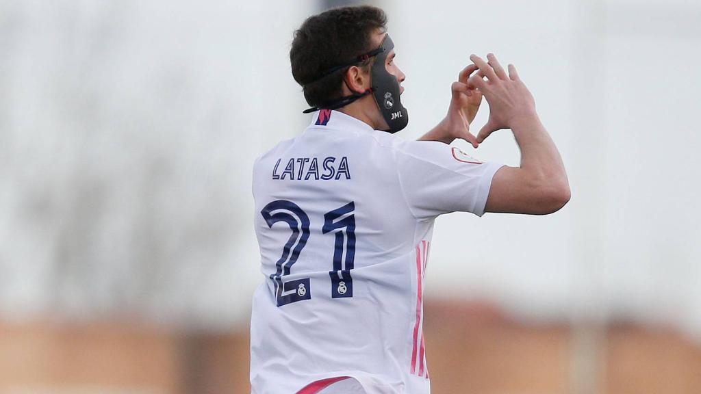 Latasa celebra su gol con el Real Madrid Castilla al Navalcarnero