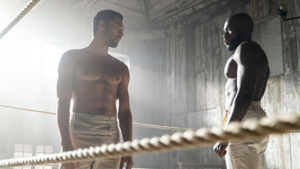 Regé-Jean Page, el Duque de Hastings, en un momento de Los Bridgerton