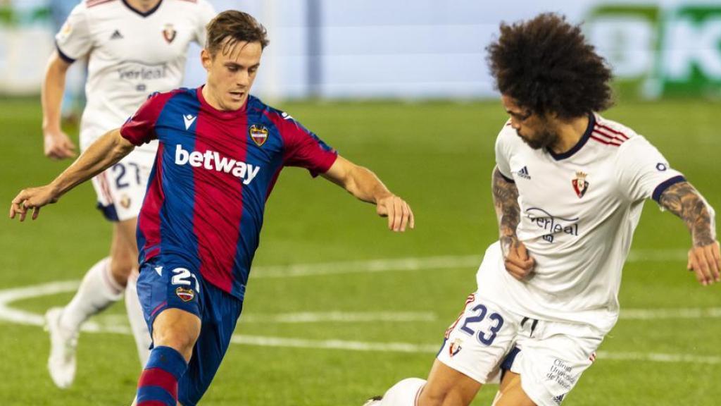 Dani Gómez ante Aridane, en el Levante - Osasuna de La Liga