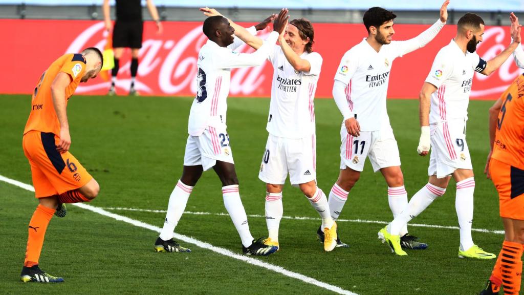 Mendy celebra con los jugadores del Real Madrid su gol al Valencia antes de que sea anulado por el VAR