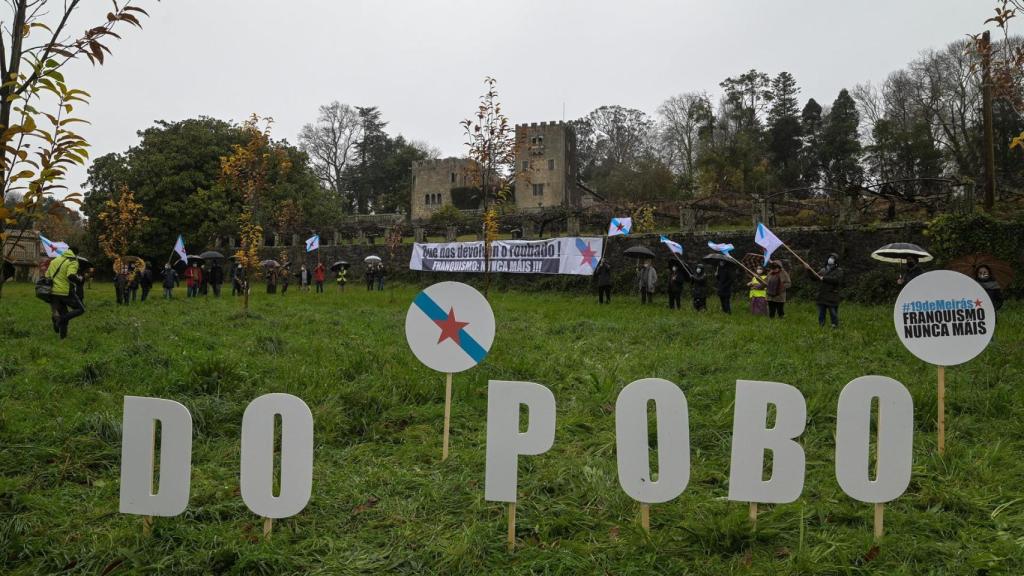 El BNG realiza un performance en las inmediaciones del pazo de Meirás el día de su entrega al Estado.