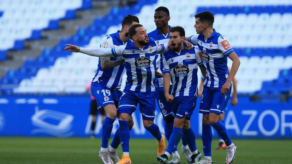 Lara celebra el gol del triunfo en el Deportivo – Guijuelo.