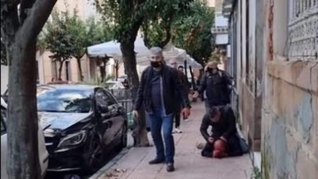 Imagen de los policías nacionales pegando a la víctima.