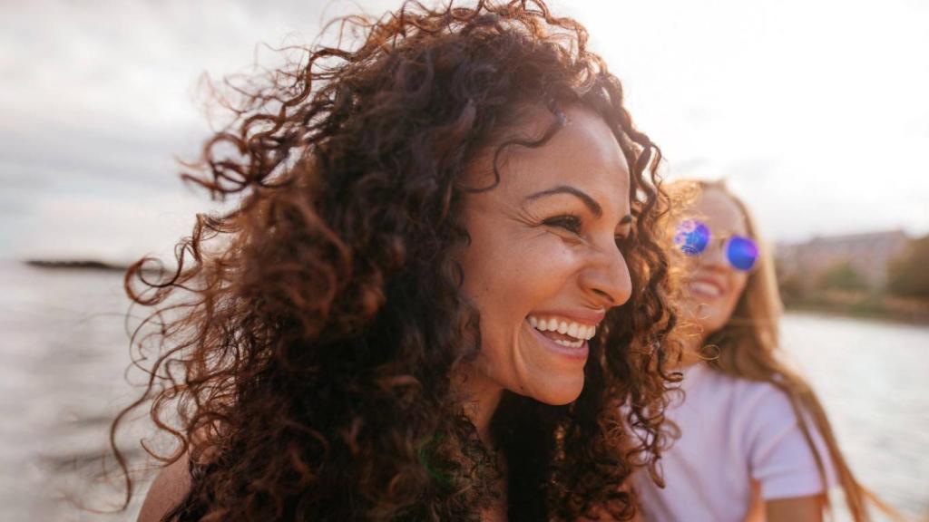 En los cabellos lisos se recomienda realizar la permanente.