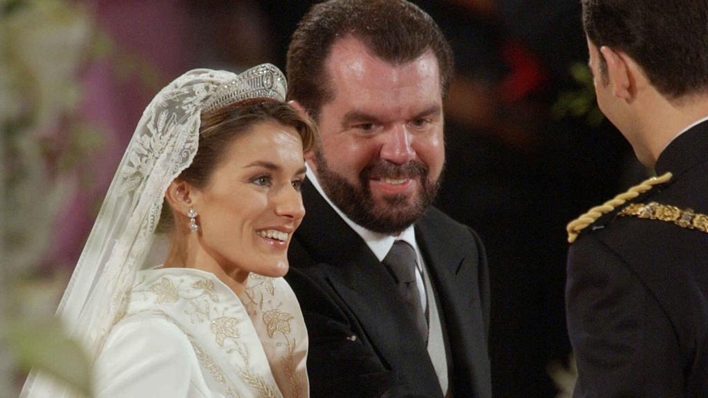 Jesús Ortiz acompañando a su hija Letizia el día de su boda.