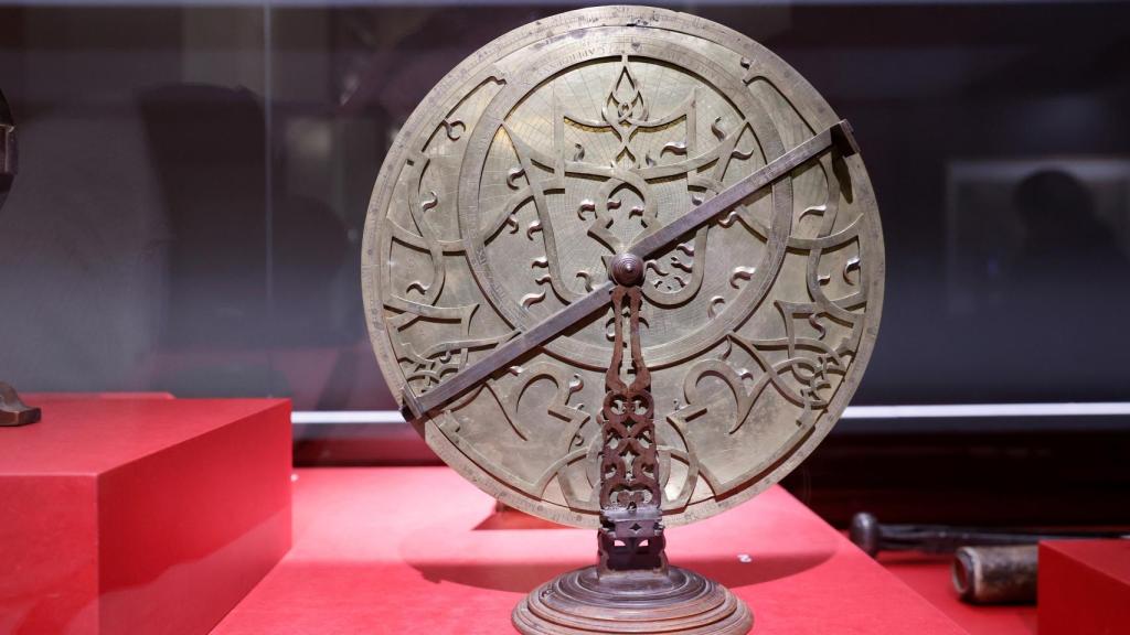 Vista de un instrumento de navegación que forma parte de la exposición.