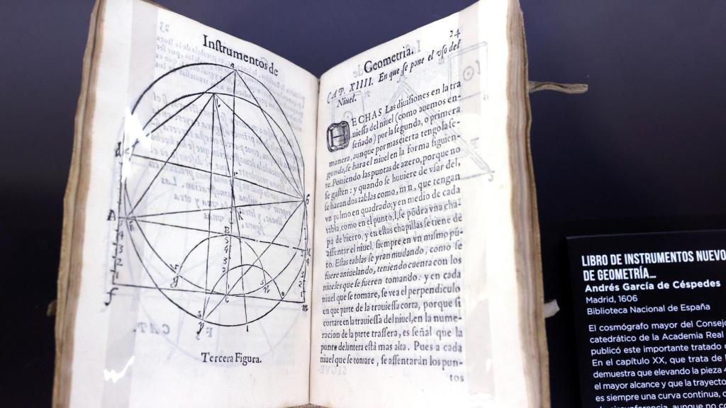 Vista de unos libros explicativos que forman parte de la exposición.