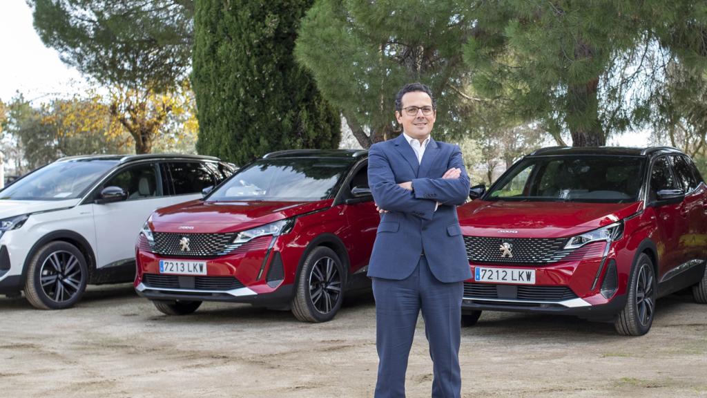 Joao Mendes junto a los nuevos Peugeot 3008 y 5008.