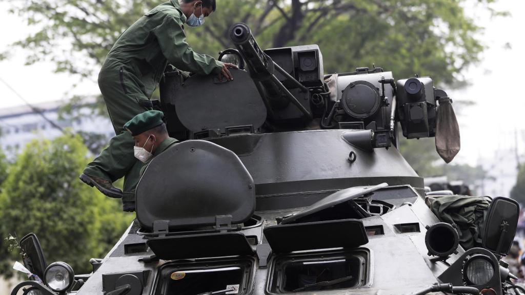 Tanques en las calles de Birmania ante las protestas contra el golpe de Estado.