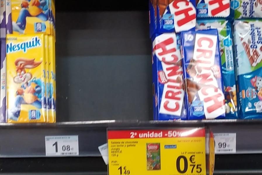 Estante vacío donde se encontraban las tabletas de Nestlé Jungly, en Carrefour Ferrol (cedida).