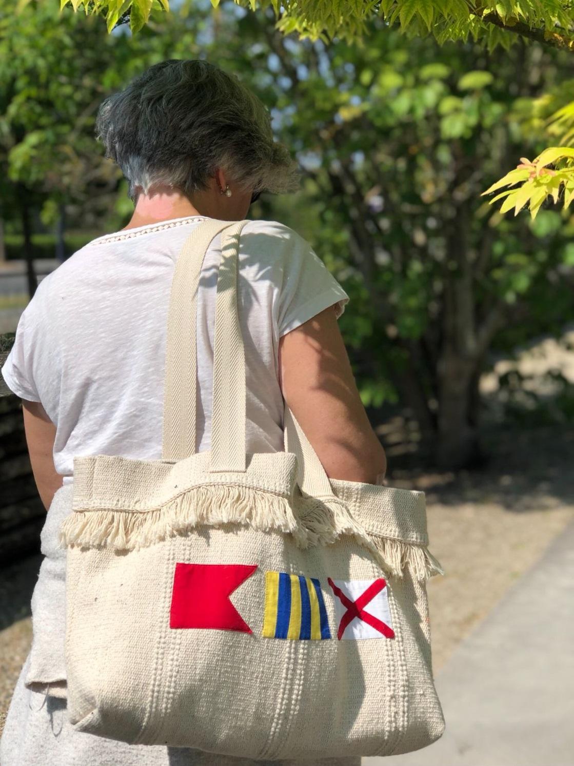 El bolso que Bego hizo en Burdeos personalizado personalizado con letras náuticas con su nombre.