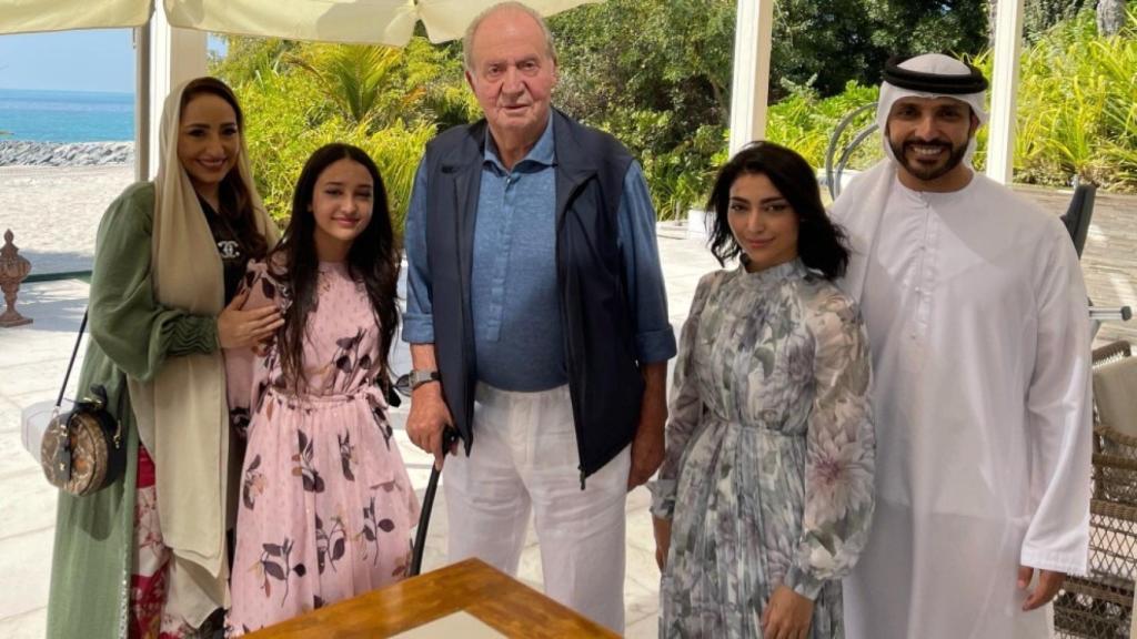 Juan Carlos I junto al piloto Khaled Al Qubaisi y su familia.