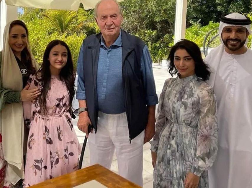 El rey Juan Carlos junto al piloto de automovilismo emiratí Khaled Al Qubaisi, su mujer y sus dos hijas, Amna y Hamda.