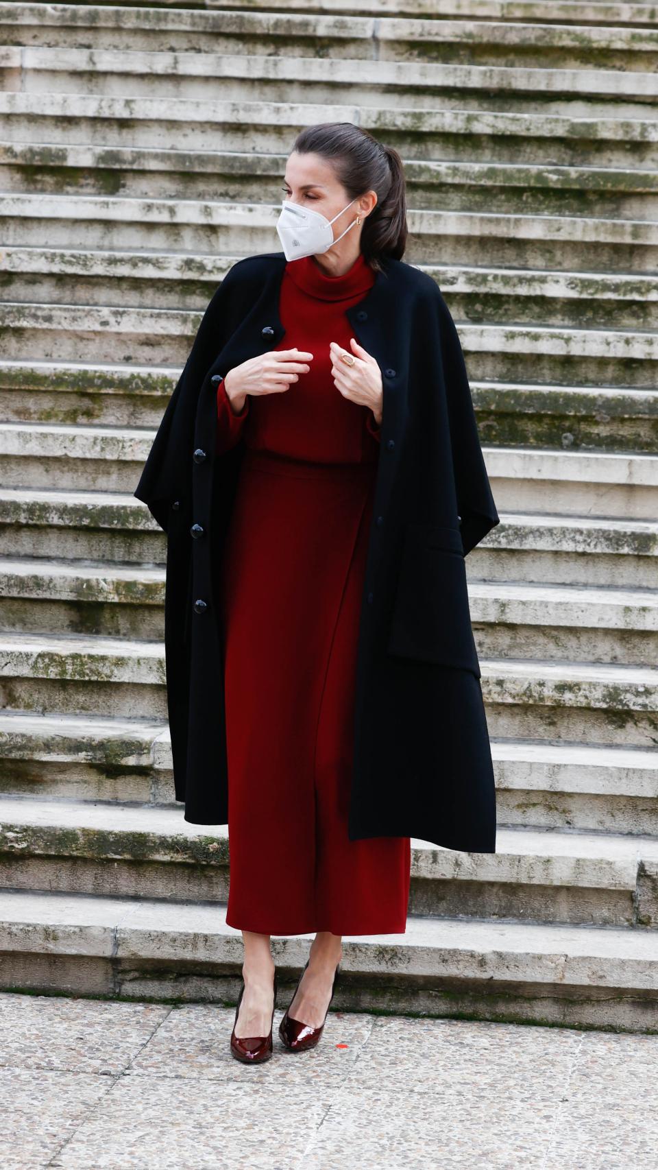 El vestido burdeos de la Reina.