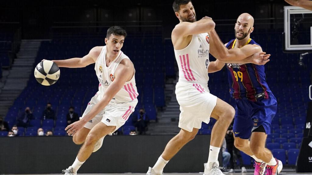 Alocén con el balón, mientras que Felipe Reyes 'pelea' con Calathes