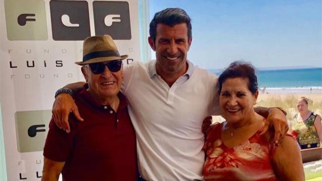 Luis Figo junto a sus padres en una imagen de las redes sociales.