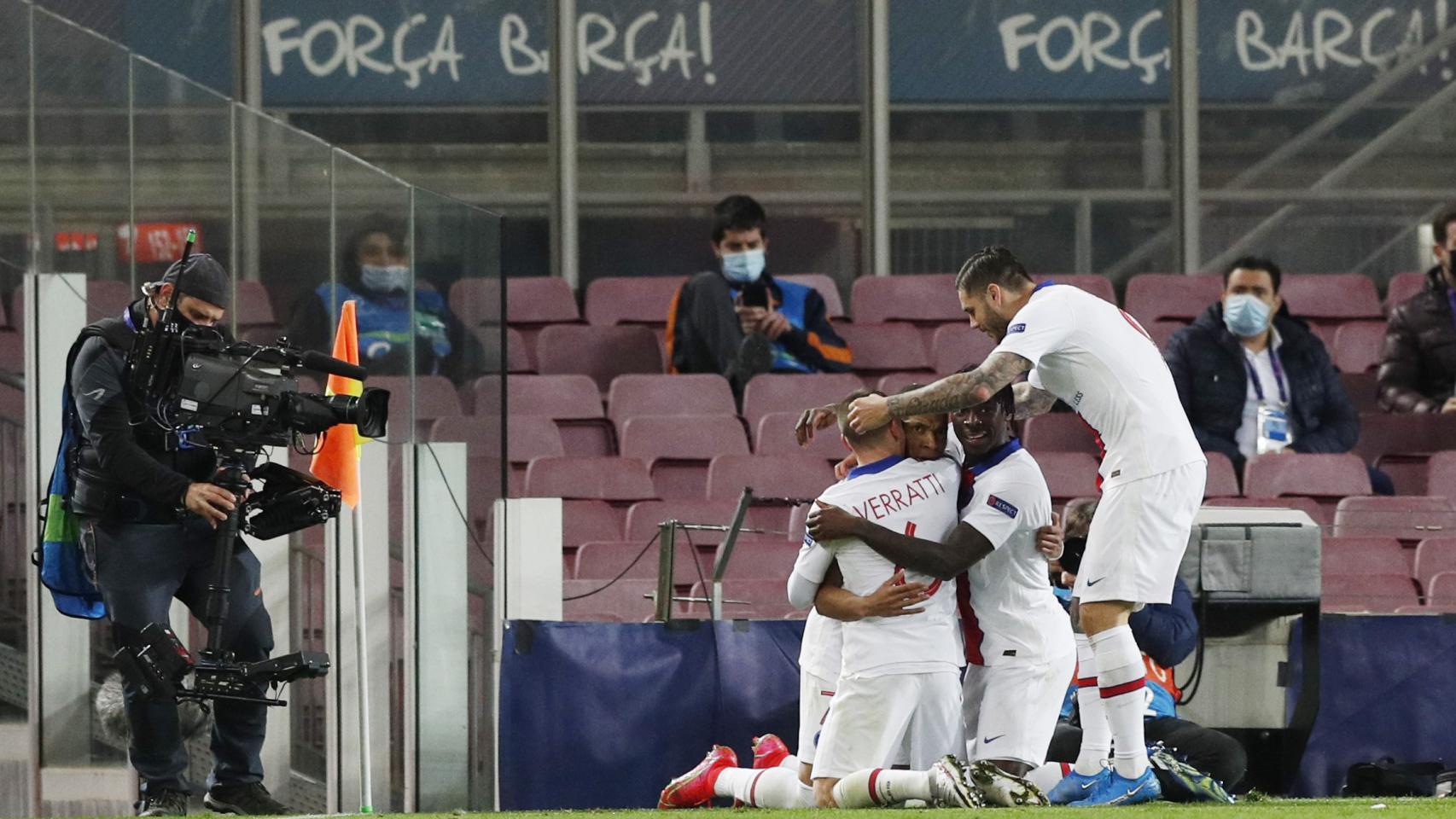 Piña de los jugadores del PSG alrededor de Kylian Mbappé