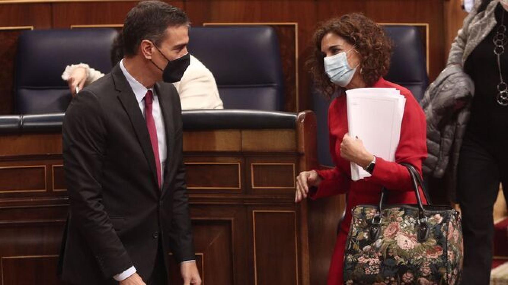 Pedro Sánchez y María Jesús Montero, en el Congreso de los Diputados.