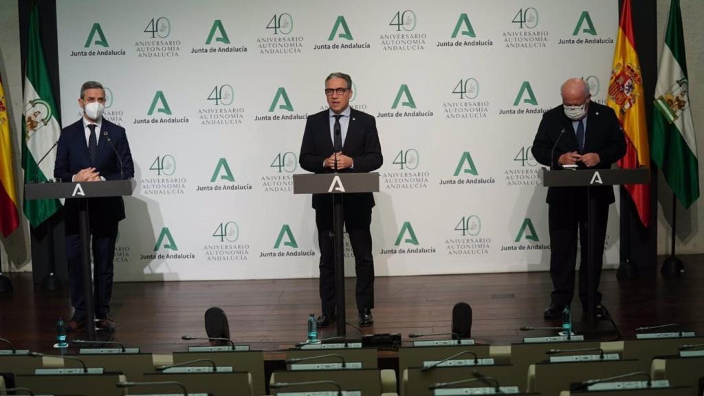 Los consejeros de Presidencia, Salud y Hacienda, Elías Bendodo, Jesús Aguirre y Juan Bravo.