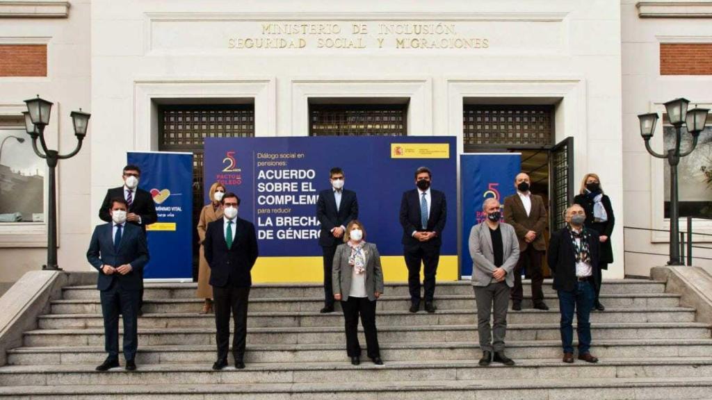 Agentes sociales y la cúpula del Ministerio de Inclusión, Seguridad Social y Migraciones.