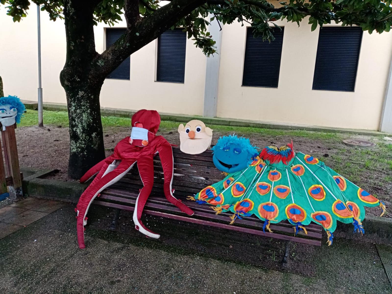 Disfraces de la comparsa Os Parrandolos expuestos en el parque de Piñeiros, en Narón.