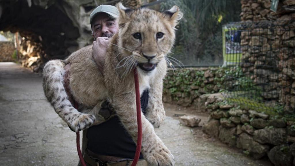 Javier Morales, responsable del zoológico de Castellar de la Frontera, en Cádiz, este martes.