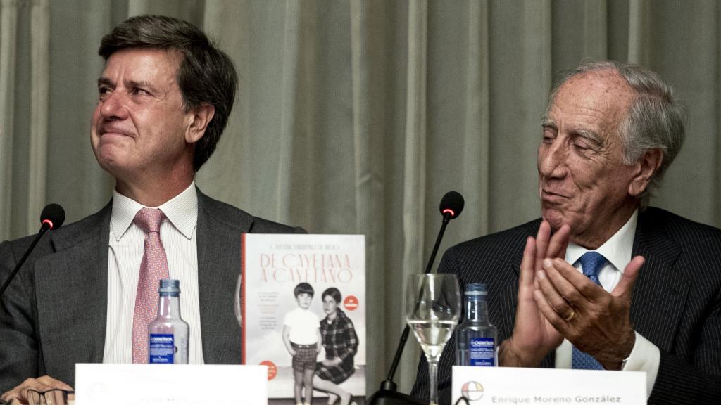 El doctor acompañando al conde de Salvatierra durante la presentación de su libro.