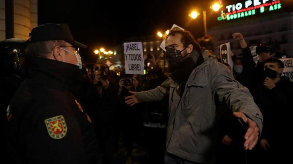 Un manifestante se encara con un policía durante la protesta en Sol.