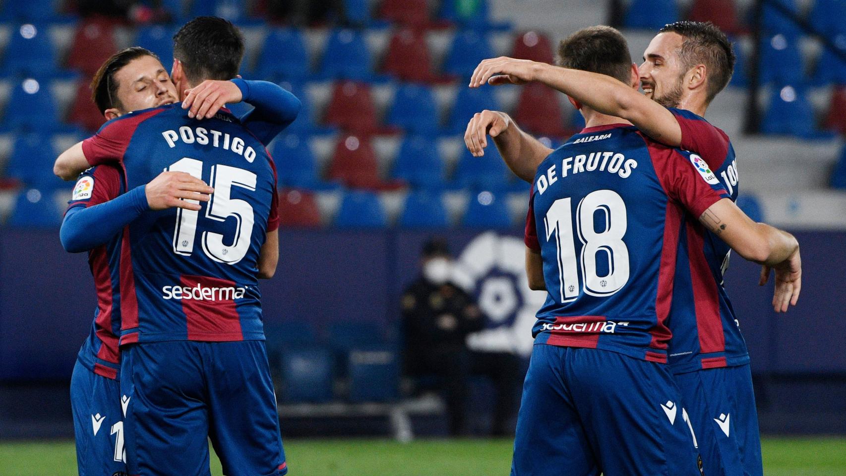 Los jugadores del Levante celebran el gol de Bardhi