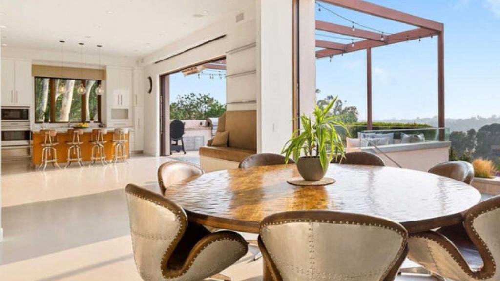 Imagen del comedor, con vistas a la terraza, de la casa de Malibú que tienen a la venta.