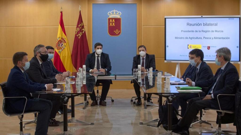 Inicio de la reunión entre miembros del Gobierno regional y el Ministerio.