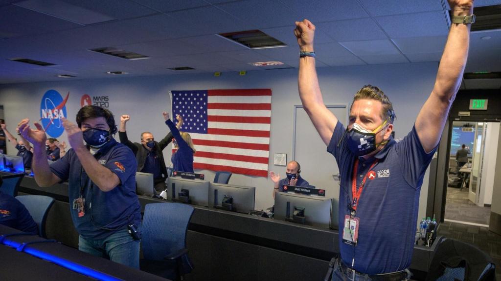 Técnicos de la NASA celebrando la llegada del Perseverance