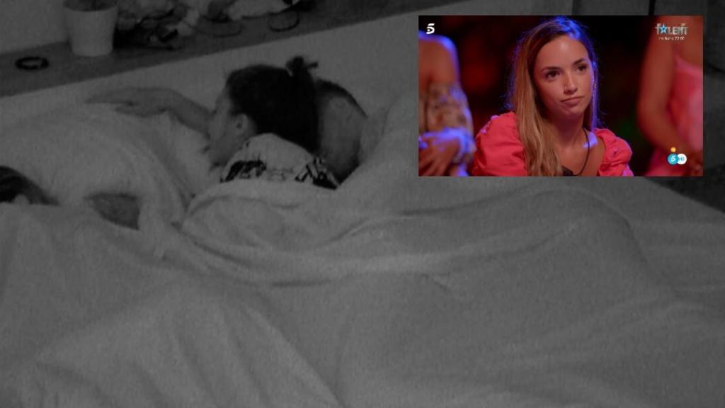 Lola en la cama con Carlos en montaje de BLUPER junto a Lucía.