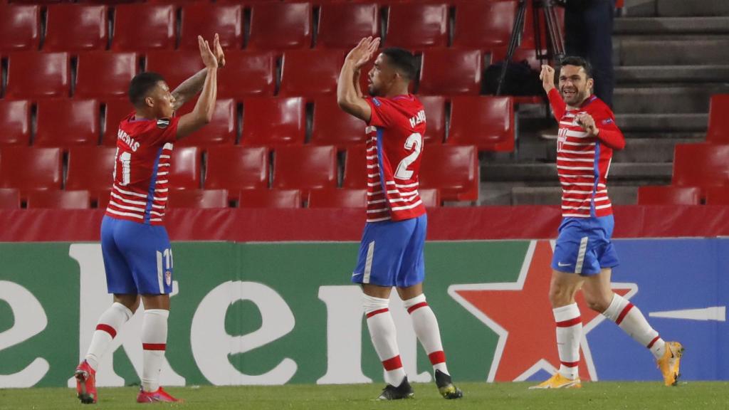 Los jugadores del Granada celebran un gol