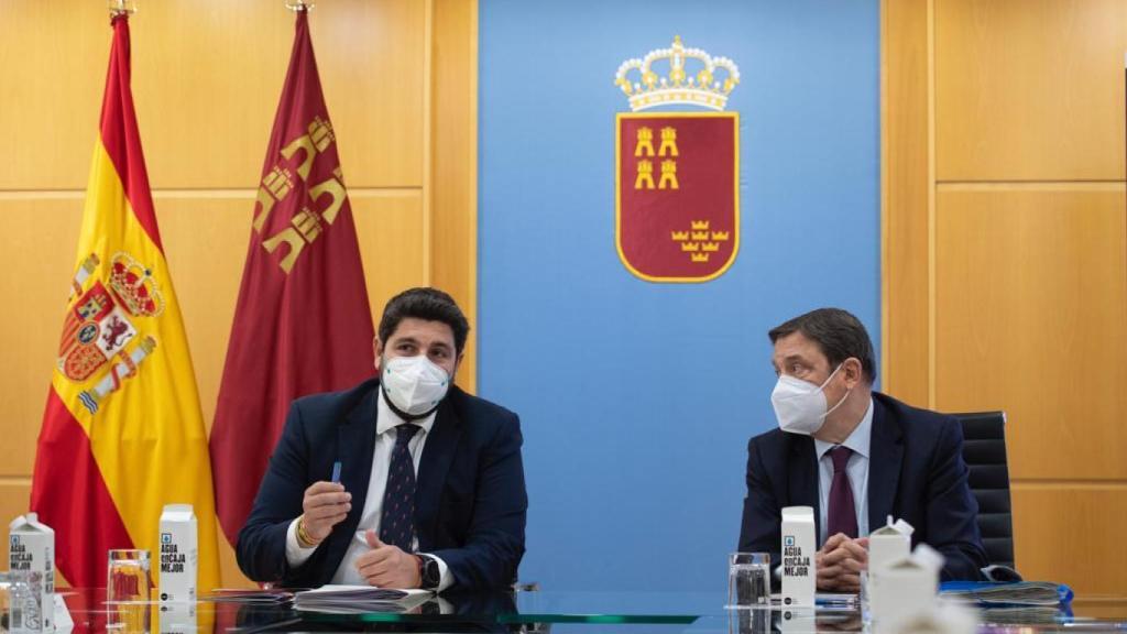 El presidente de Murcia, Fernando López Miras, junto al ministro de Agricultura, Luis Planas.